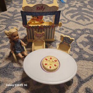 Vintage Barbie-Kelly furniture